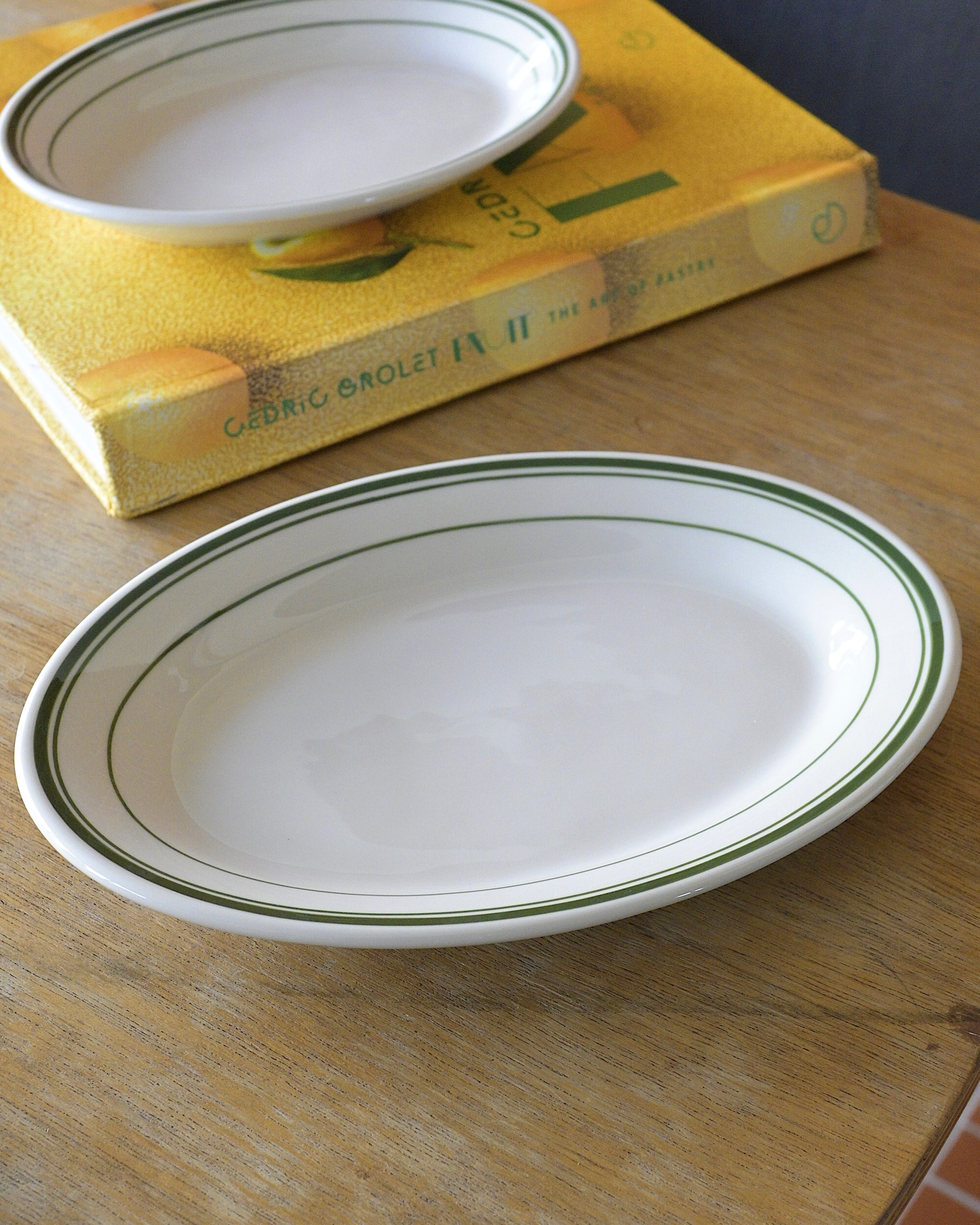 Tuxton Green Bay 10.5" Oval Plate