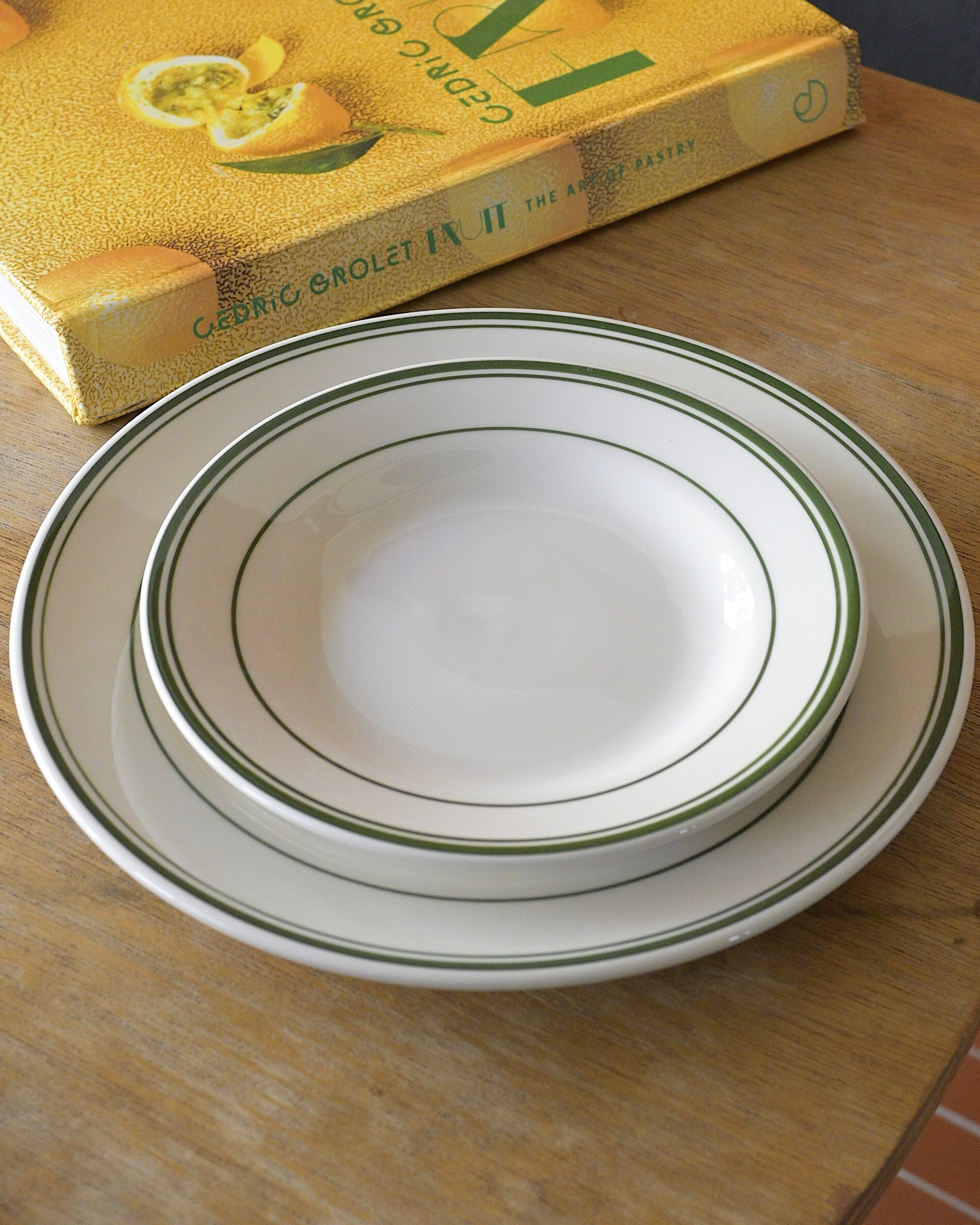 Tuxton Green Bay Round Plate Set